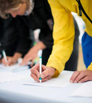 Bundesangestellte unterzeichnen eine vom Personalverband transfair lancierte Petition gegen Lohneinbusse.